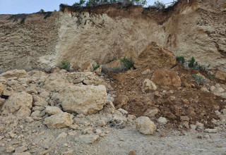 סלעים שקרסו בחוף בין נתניה לעמק חפר (צילום: נועה עזרא)