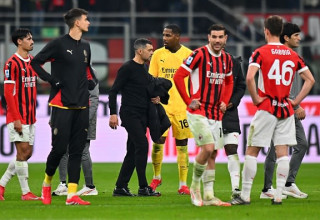 שחקני מילאן עם קונססאו (צילום: Alessandro Sabattini / Contributor)