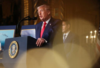 דונלד טראמפ במסביבת עיתונים במאר-א-לאגו בפאלם ביץ', פלורידה, 22.12.2025, (צילום: רויטרס)