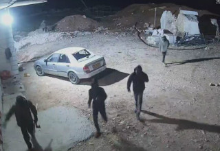 הפורעים היהודים בכפר סומע בדרום הר חברון (צילום: מצלמת אבטחה)