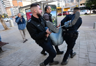 מעצר מפגינים מול ביתו של אמיר אוחנה בתל אביב (צילום: אבשלום ששוני)