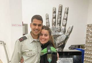 תמר נזרי יחד עם אחיה התאום רב-סרן גיא נזרי ז"ל (צילום: אלבום משפחתי)