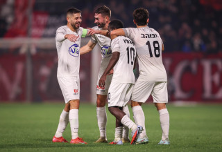 שחקני בני סכנין חוגגים (צילום: מאור אלקסלסי)