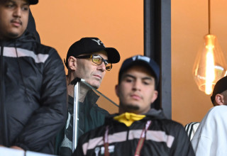 זינדין זידאן צופה במשחק של נבחרת אלג'יריה, עם בנו לוקה זידאן בשער (צילום: GettyImages, SEBASTIEN BOZON/AFP)