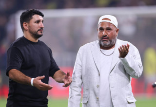 ברק אברמוב בעלים בית"ר ירושלים עם המנהל המקצועי אלמוג כהן (צילום: מאור אלקסלסי)