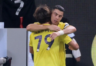 כריסטיאנו רונאלדו עם ז'ואאו פליקס שחקני אל נאסר (צילום: GettyImages, FAYEZ NURELDINE/AFP)