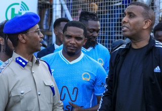 סמואל אטו נשיא ההתאחדות הקמרונית לפני משחק ראווה (צילום: GettyImages, HASSAN ALI ELMI/AFP)