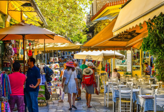 תיירים באתונה (צילום: שאטרסטוק)