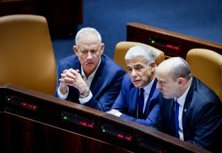 נפתלי בנט, יאיר לפיד ובני גנץ (צילום: אוליבייר פיטוסי, פלאש 90)