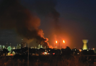 פגיעת הטיל האיראני ליד בתי הזיקוק בחיפה (צילום: מרדכי בליתי, פלאש 90)