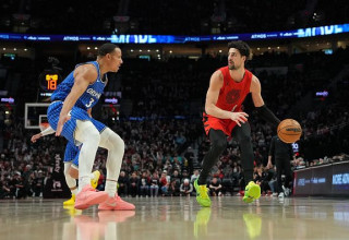 דני אבדיה עם הכדור מול דזמונד ביין מאורלנדו (צילום: Soobum Im)