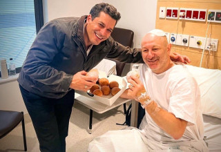 ארסן אוסטרובסקי ועמיחי שיקלי בבית החולים באוסטרליה (צילום: ללא)