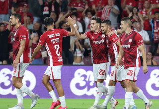 שחקני הפועל באר שבע חוגגים עם איגור זלאטנוביץ' (מימין) (צילום: דני מרון)