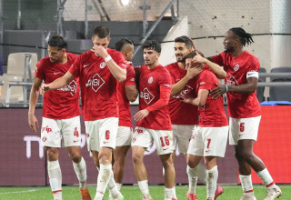 שחקני הפועל תל אביב (צילום: דני מרון)