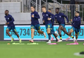 שחקני בני ריינה בחימום, לפני הברד וההצפה (צילום: מאור אלקסלסי)