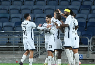 שחקני מכבי בני ריינה חוגגים עם איאד חלאילי (צילום: ברני ארדוב)