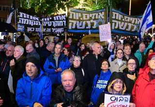 הפגנה בכיכר הבימה (צילום: אבשלום ששוני)