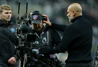 פפ גווארדיולה מושך באוזנייה של הצלם (צילום: Sportsphoto/Allstar / Contributor)