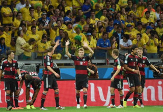 טוני קרוס ושחקני גרמניה בחגיגות מול ברזיל (צילום: PATRIK STOLLARZ / Staff)