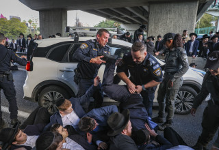 הפגנת חרדים בכביש 4 (צילום: דוד כהן, פלאש 90)