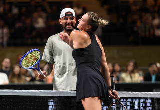 ארינה סבאלנקה טניסאית בלארוסית עם ניק קיריוס טניסאי אוסטרלי במהלך "קרב המינים" (צילום: GettyImages, Christopher Pike)