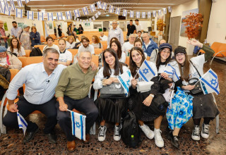 עולים חדשים עם יו"ר הסוכנות דורון אלמוג והשר אופיר סופר (צילום: סיון שחור, לע"מ)