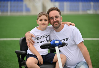 יואב בן ה-9 שחולה בדושן עם אביו עומר (צילום: באדיבות המשפחה)