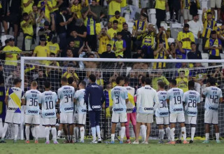 שישה משחקים בפחות משלושה שבועות. שחקני ואוהדי מכבי ת"א (צילום: מאור אלקסלסי)