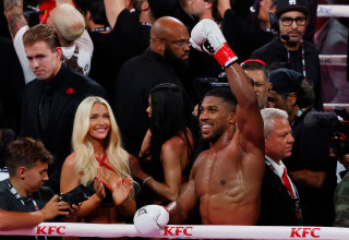 אנתוני ג'ושוע חוגג את הניצחון על ג'ייק פול (צילום: GettyImages)