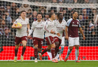 שחקני ארסנל חוגגים מול יורי טילמאנס שחקן אסטון וילה (צילום: רויטרס)