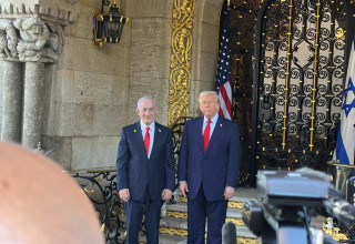 דונלד טראמפ ובנימין נתניהו באחוזתו של טראמפ בפלורידה (צילום: עידן קוולר, וואלה)