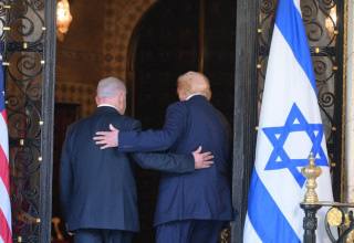 דונלד טראמפ ובנימין נתניהו במאר א-לאגו (צילום: עמוס בן גרשום, לע"מ)