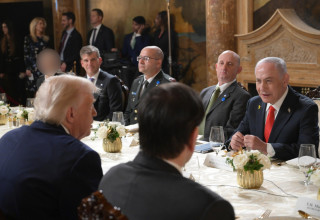 בנימין נתניהו בפגישה עם דונלד טראמפ במאר א-לאגו (צילום: עמוס בן גרשום, לע"מ)