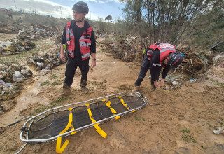 המאמצים לחילוץ הנעדר בנחל באר שבע (צילום: כבאות והצלה לישראל)