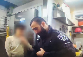 שוטרים בפלאפל גבאי (צילום: דוברות המשטרה)