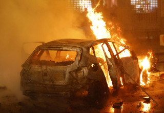 ממתי ככה נראות חגיגות אחרי ניצחון במשחק כדורגל? רכב שהוצת על ידי אוהדי מרוקו בבריסל (צילום: רויטרס)