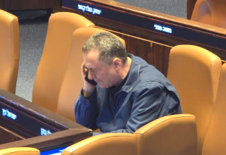 ישראל כ"ץ שכח את הטלפון במזנון הכנסת  (צילום: ללא קרדיט)