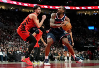 אבדיה שומר על קוואי לאונרד (צילום: GettyImages, Soobum Im)