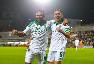 דולב חזיזה, קנג'י גורה שחקני מכבי חיפה חוגגים (צילום: לירון מולדובן)