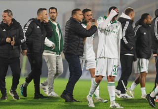 ברק בכר מאמן מכבי חיפה עם דולב חזיזה (צילום: לירון מולדובן)