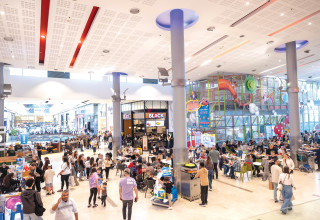 מבלים בקניון (צילום: מרים אלסטר פלאש 90)