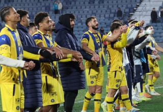 שחקני מכבי תל אביב חוגגים (צילום: דני מרון)