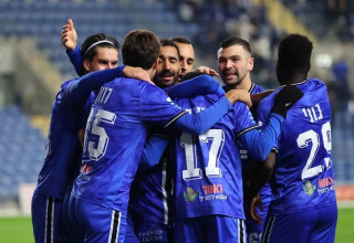 שחקני הפועל פתח תקוה חוגגים (צילום: אודי ציטיאט)