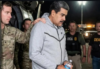 ניקולס מדורו מובל באזיקים לאחר מעצרו (צילום: רשתות חברתיות, שימוש לפי סעיף 27 א')