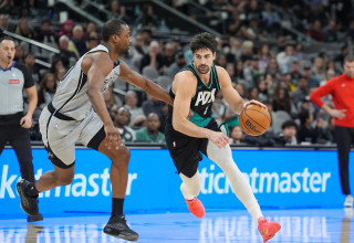 שחקן פורלטנד טרייבלייזרס דני אבדיה מול שחקן סן אנטוניו ספרס האריסון בארנס (צילום: רויטרס)