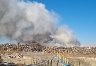 שריפת פסולת במפעל מיחזור מתכות ביריחו (צילום: חביב כץ)