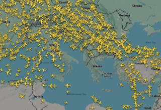 תנועת מטוסים מעל הים התיכון (צילום: צילום מסך מאתר flight radar)