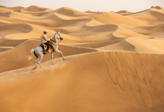 גבר רוכב על סוס במדבריות של עומאן (צילום: שאטרסטוק)