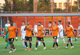 שחקני בני יהודה עולים למשחק מול הפועל כפר שלם, אצטדיון שכונת התקווה (צילום: קובי אליהו)