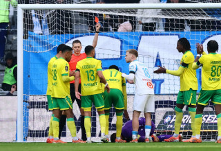 ארתור ורמירן שחקן מארסיי מקבל כרטיס אדום במשחק מול נאנט (צילום: רויטרס)